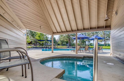 Century West Condo | Upper-Level Condo with Mt. Bachelor Village Hot Tub, Pool Access!