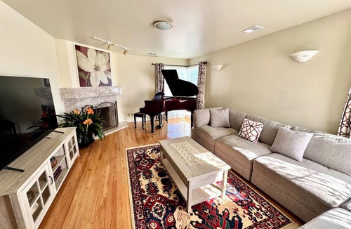 Broadmoor House | Spacious 1100 Sqft 2B1B House Near SF Driveway Parking+EV Charger+Grand Piano