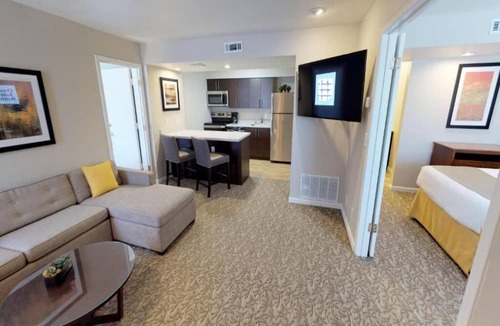 Newark Hotel | Homey 2BR Suite w/Separate Bedroom + Living Space | Free Breakfast