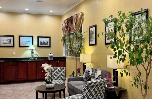 Ukiah Hotel | Near Nelson Family Vineyards + Breakfast. Pool.