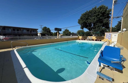 Ukiah Hotel | Close to Lake Mendocino + Free Breakfast. Pool.