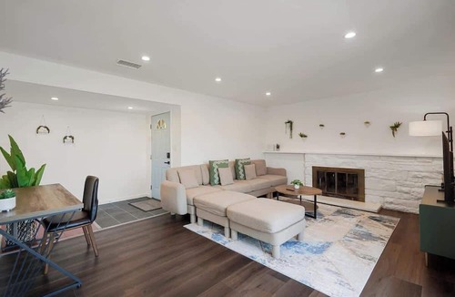 East San Mateo Apartment | Lakefront 3Beds/1.5Bath Retreat w/ Water Views Walk to Shops Near SF