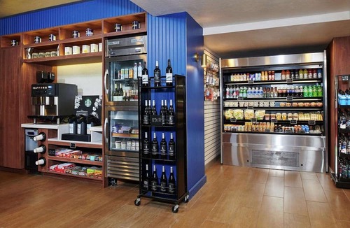 Berkeley Hotel | Bayfront Stay Near Berkeley Marina + Dining & Pool