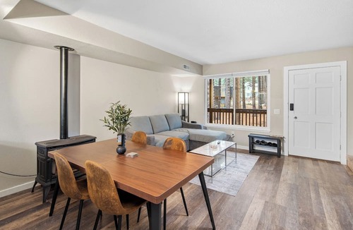 South Lake Tahoe House | Enzo's Cabin - Minutes from the Lake, Free Bus Route, Hiking Trails