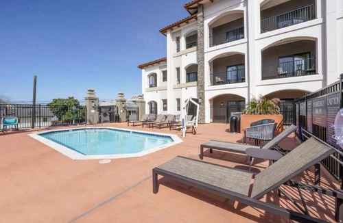 Beach Hill - Beach Flats Hotel | Boardwalk Area Stay | Heated Pool + Breakfast