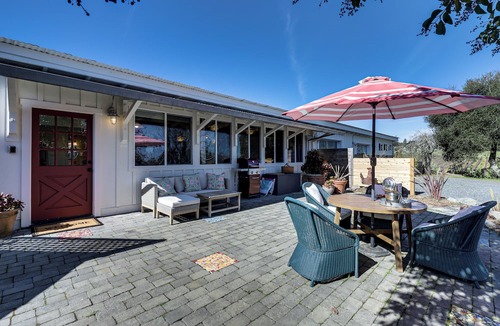 Sebastopol Apartment | 'Red Barn Guest Cottage' Wine Country Escape