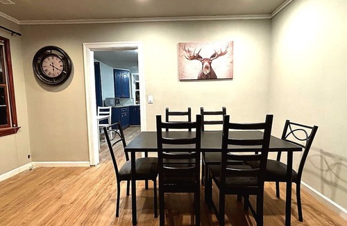 Mount Carmel House | 3-bedroom house with AC and Deck in Redwood City 2 free parking walk to Caltrain