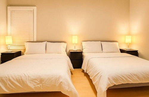 Mount Carmel House | 3-bedroom house with AC and Deck in Redwood City 2 free parking walk to Caltrain
