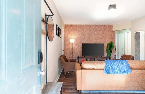 Poets Corner Apartment | New Modern 2BR Home | Near UC & Parks + Parking