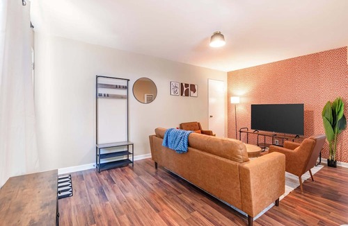 Poets Corner Apartment | New Modern 2BR Home | Near UC & Parks + Parking
