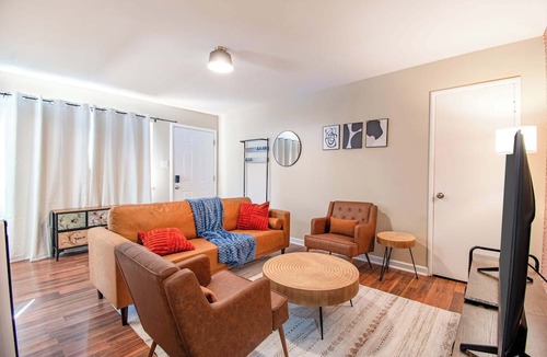 Poets Corner Apartment | New Modern 2BR Home | Near UC & Parks + Parking