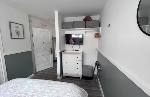 Marina District Apartment | Secluded Courtyard Studio with Kitchen & Private Entrance