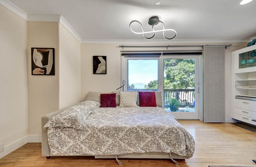 Thousand Oaks Apartment | Sparkling 3 room apt, S.F. Bay Views on most exclusive str. N. Berkeley Hills