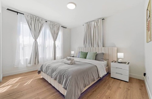 Hayward House | Spacious 7-BR Home in Hayward with A/C &Parking