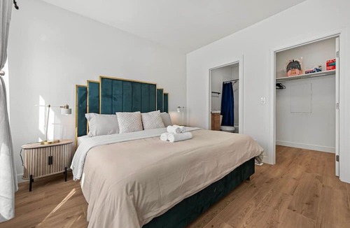 Hayward House | Spacious 7-BR Home in Hayward with A/C &Parking