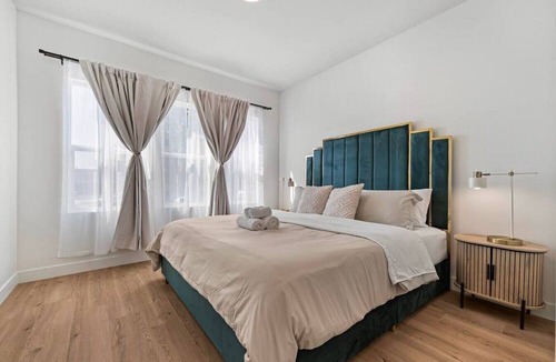 Hayward House | Spacious 7-BR Home in Hayward with A/C &Parking