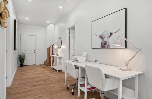 Hayward House | Spacious 8-BR Home in Hayward with A/C &Parking