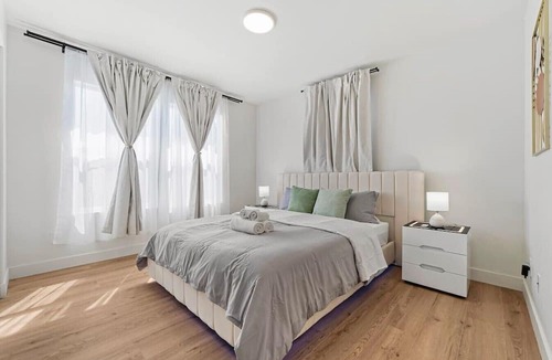 Hayward House | Spacious 6-BR Home in Hayward with A/C &Parking