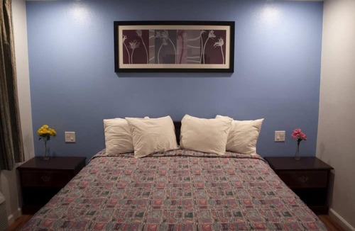 Oakland Apartment | Queen Bed Non-Smoking
