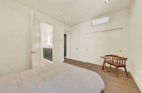 Central Davis Apartment | UC Davis Luxury 3BR Apartment King Bed Elevator Covered Parking