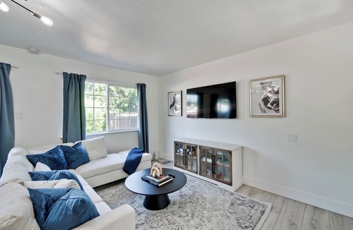 West San Jose Apartment | Modern Home near Santana Row, San Jose