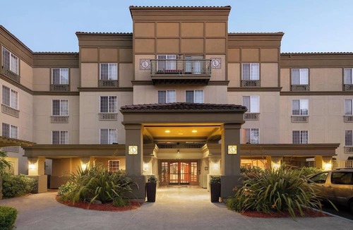 The East Side Hotel | 1BR Suite Near SF – Kitchen, DVD Library & Fresh Cookies!