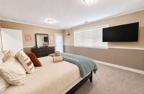 Ashland House | Spacious 3BR w/Large Backyard | Near SF & OAK