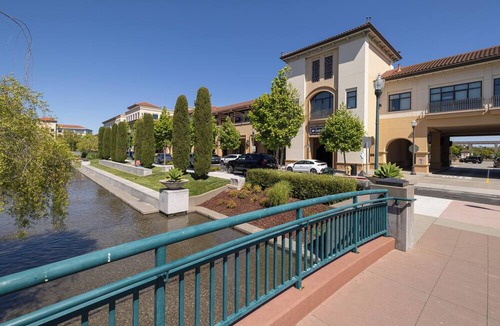 East San Mateo House | Luxury 2/3 townhome in the best neighborhood of San Mateo - next to Wholefoods !