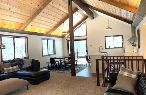 Tahoe City Ski Chalet | Cozy/Modern, Hot Tub, Skiing, Gathering Space, Families, Pets