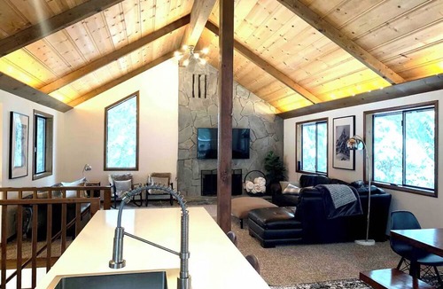Tahoe City Ski Chalet | Cozy/Modern, Hot Tub, Skiing, Gathering Space, Families, Pets