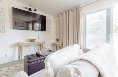 El Cerrito Apartment | Chic 1 Bedroom Apartment w/Comfy King Bed