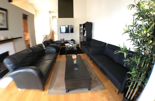 Crocker Apartment | A Spa like Stay 6 Beds & 2 sofa sleepers - upper level + Spa Jacuzzi
