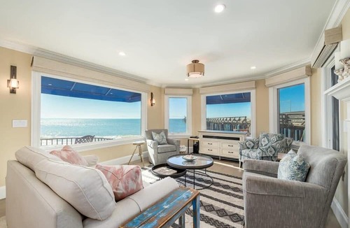 Capitola Apartment | Pink Venetian (Upper Unit)