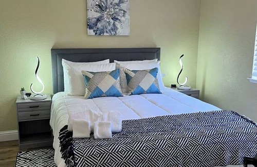 Pocket House | Luxurious 4-bedroom “Casa del Rio” house next to the Sacramento River