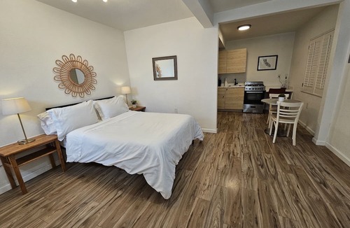 Prescott Apartment | Beautifull Renovated Designer Staged Studio Close to Bart and Prescott Market
