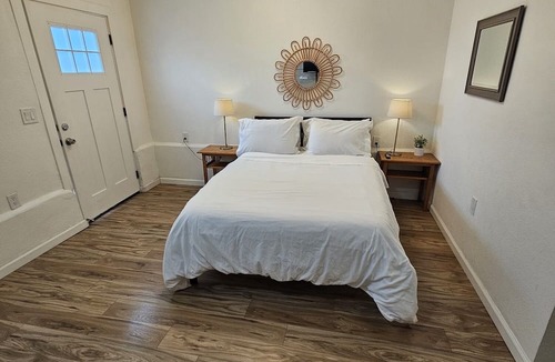 Prescott Apartment | Beautifull Renovated Designer Staged Studio Close to Bart and Prescott Market