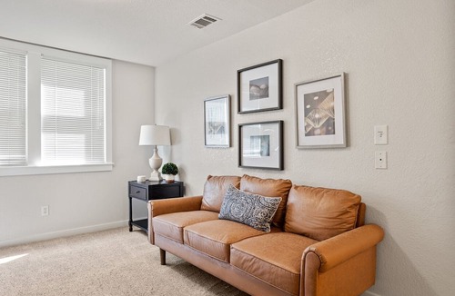 Downtown Sacramento Apartment | 2BR Downtown Sac - In unit Laundry - Free Parking
