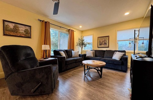 Freestone House | Charming Dog-Friendly Home Near Regional Park