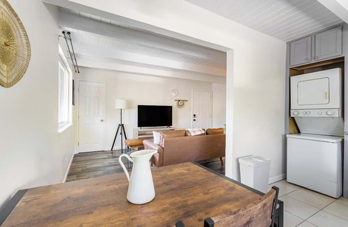 Poets Corner Apartment | Chic Abode Central Berkeley 2BR | Near UC & Parks + Parking