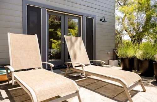 Fetters Hot Springs-Agua Caliente House | Casa Due Sorelle, Modern Getaway with a View