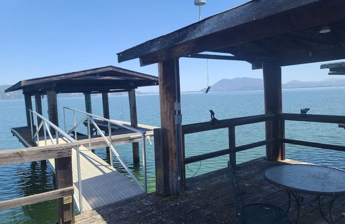 Lakeport House | On the water with Boatdock & Hot-tub, 14 guests at Lakeport