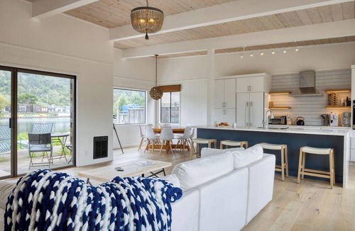 Stinson Beach House | Cozy 3BR by the lagoon w/hot tub