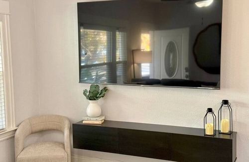 Downtown Sacramento Apartment | 2 BD/2 BA in Historic Downtown Sacramento -Beautiful Backyard, Centrally Located