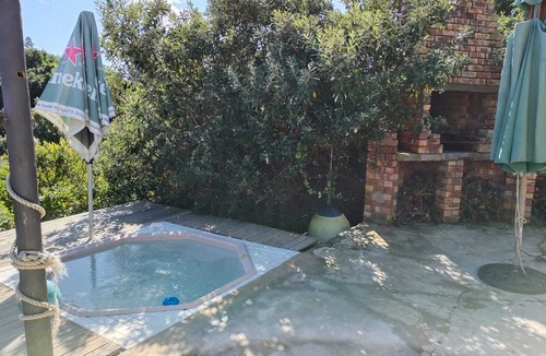 Cannon Rocks House | Tranquil 3-bedroom house with WiFi in Boknes Strand in the bush
