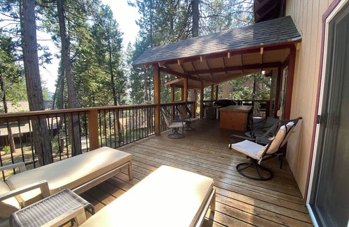 Long Barn Cabin | Charming 4-bedroom cabin with WiFi, AC, 5 miles from Pinecrest Lake/Dodge Ridge