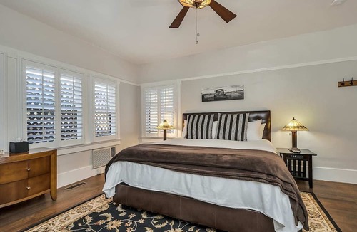 Calistoga Hotel | Expansive 2-Room King Suite, Walk to Downtown Calistoga