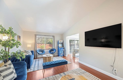 Union City House | Spacious & Central. Pool Table & Ping Pong. 6 TVS. Balcony. Garage. Wifi