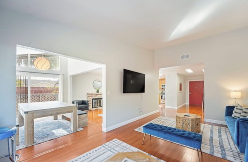 Union City House | Spacious & Central. Pool Table & Ping Pong. 6 TVS. Balcony. Garage. Wifi