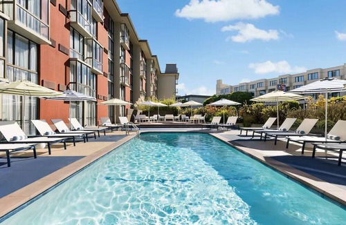 Fisherman's Wharf Hotel | Stylish King, Caza, Minutes to Fisherman's Wharf, Tranquil Room