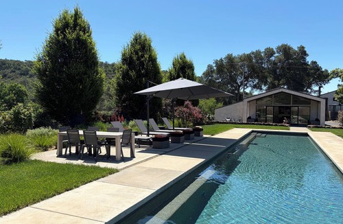 Glen Ellen Apartment | Stunning Modern Sonoma Wine Country Studio with 60' Lap Pool